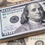 کاهش قیمت دلار در اولین روز کاری 1401