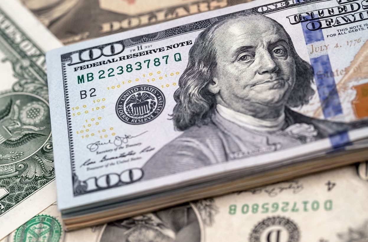 کاهش قیمت دلار در اولین روز کاری 1401