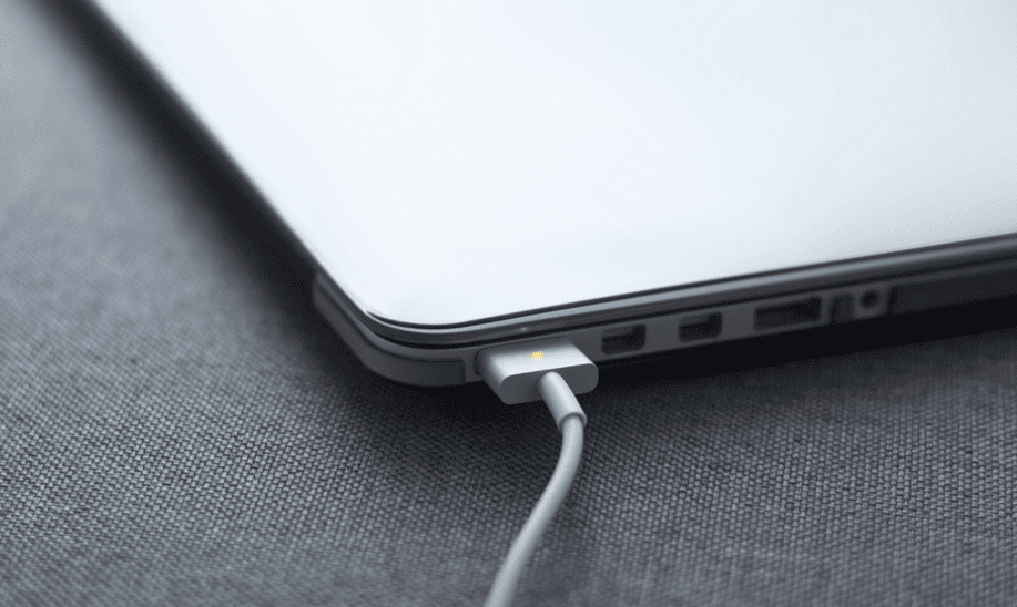 آیا اتصال دائمی لپ تاپ به شارژر و برق، به سیستم شما آسیب میرساند؟ 14 آسی رسیدن به لپتاپ در صورت اتصال دائمی به برق