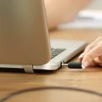 آیا اتصال دائمی لپ تاپ به شارژر و برق، به سیستم شما آسیب می‌رساند؟ 