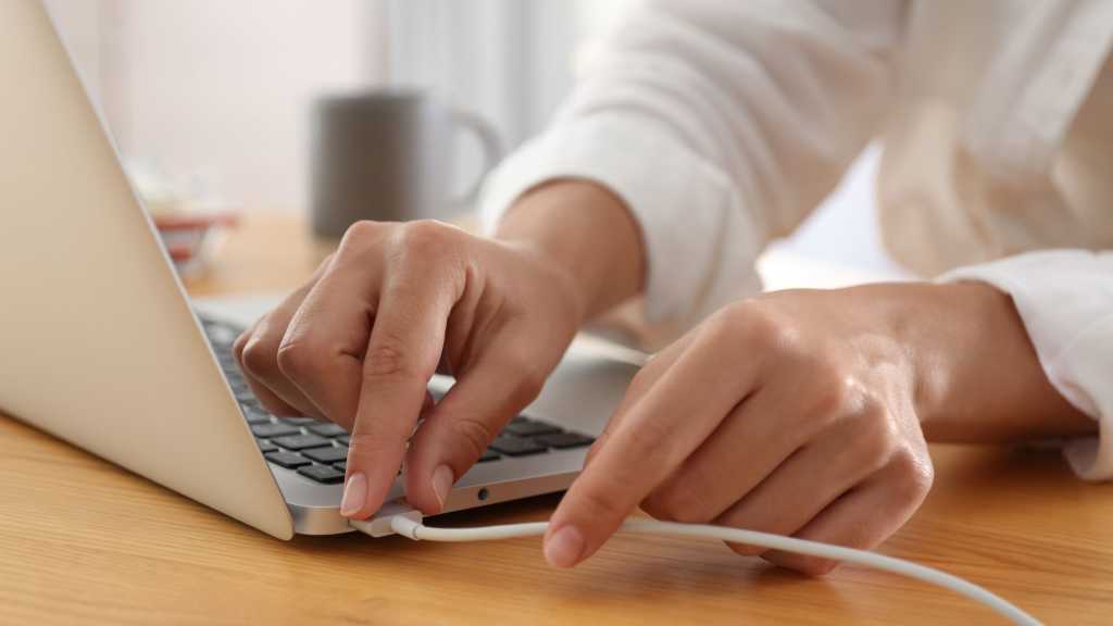 آیا اتصال دائمی لپ تاپ به شارژر و برق، به سیستم شما آسیب میرساند؟ 15 آسیب رسیدن به لپتاپ در صورت اتصال دائمی به برق