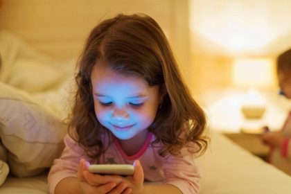 ابتلای کودکان به دیابت با گوشی موبایل!