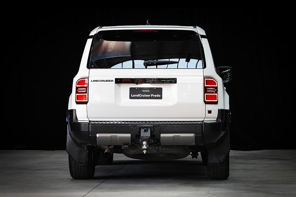 10 نکته در مورد تویوتا پرادو 250 2024 که باید بدانید 16 نمایش پشتی و صندوق عقب تویوتا پرادو 250 2024