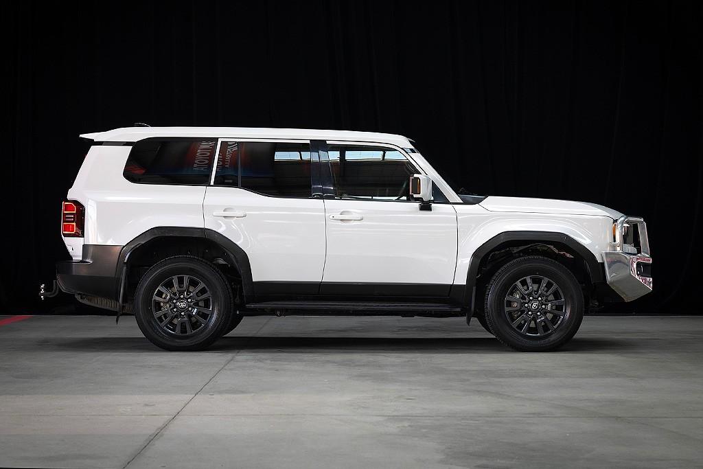 10 نکته در مورد تویوتا پرادو 250 2024 که باید بدانید 17 نمای کناری و دور تویاتا پرادو 250 2024