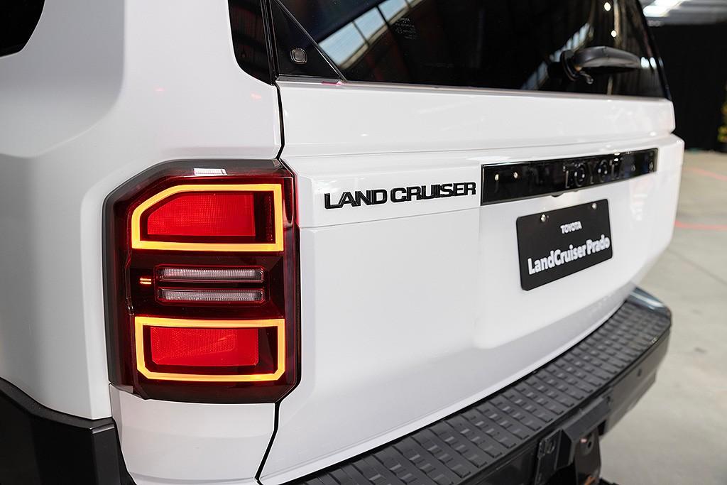 10 نکته در مورد تویوتا پرادو 250 2024 که باید بدانید 15 نمایش پشتی و صندوق عقب تویوتا پرادو 250 2024