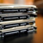 مقایسه SAS و SATA کدام دستگاه درایور ذخیره‌سازی بهتر است؟ رابط‌هایی مانند SATA و SAS به مادربردها اجازه می‌دهند با HDD و SSD ارتباط برقرار کنند  و سیستم‌عامل‌ها را بارگیری کنند، برنامه‌ها را اجرا کنند و تقریباً هر کاری را که رایانه‌ها قادر با انجام هستند، انجام دهند.