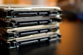 مقایسه SAS و SATA کدام دستگاه درایور ذخیره‌سازی بهتر است؟ رابط‌هایی مانند SATA و SAS به مادربردها اجازه می‌دهند با HDD و SSD ارتباط برقرار کنند  و سیستم‌عامل‌ها را بارگیری کنند، برنامه‌ها را اجرا کنند و تقریباً هر کاری را که رایانه‌ها قادر با انجام هستند، انجام دهند.