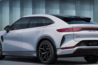 8 هزار سفارش خودرو BYD Song L در 3 روز اول عرضه رقابت خودروهای برقی در حال داغ شدن است زیرا BYD به دنبال جذب تسلا در فروش جهانی تا پایان سال است. جدیدترین شاسی‌بلند الکتریکی آن، Song L، مستقیماً مدل Y  تسلا را هدف قرار داده است. BYD Song L جدید، بیش از 8000 سفارش در سه روز اول عرضه‌اش در بازار به دست آورد.