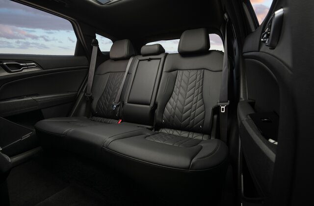 مقایسه کیا اسپورتیج PHEV 2024 و تویوتا RAV4 Prime 2024 15 خودروی کیا Sportage PHEV 2024 در مقابل تویوتا RAV4 Prime 2024