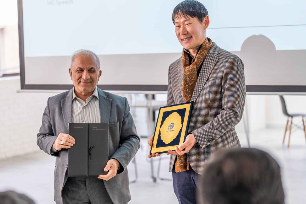 پروژه Solve for Tomorrow سامسونگ با مشارکت دانشگاه امیرکبیر در ایران افتتاح شد 17 پروژه Solve for Tomorrow سامسونگ با مشارکت دانشگاه امیرکبیر در ایران افتتاح شد.