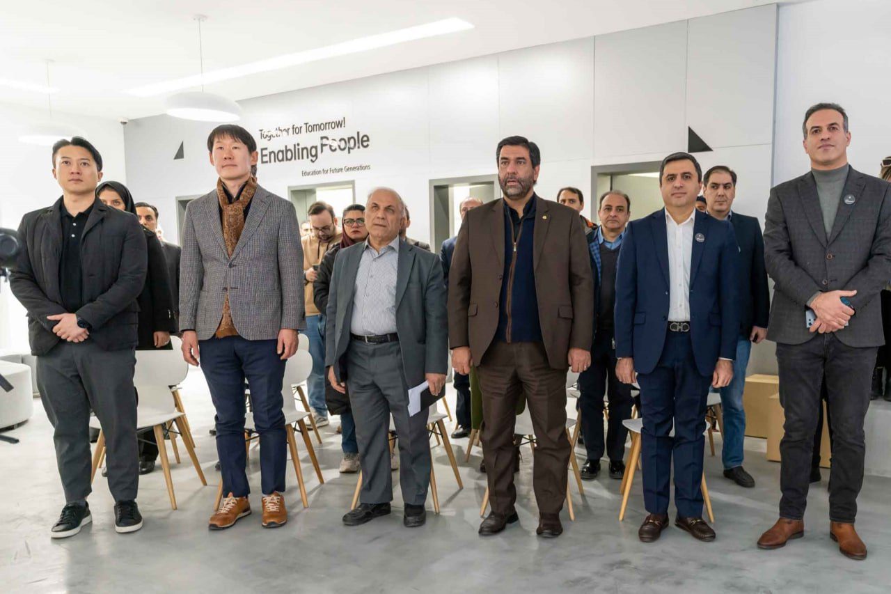 پروژه Solve for Tomorrow سامسونگ با مشارکت دانشگاه امیرکبیر در ایران افتتاح شد 16 پروژه Solve for Tomorrow سامسونگ با مشارکت دانشگاه امیرکبیر در ایران افتتاح شد.