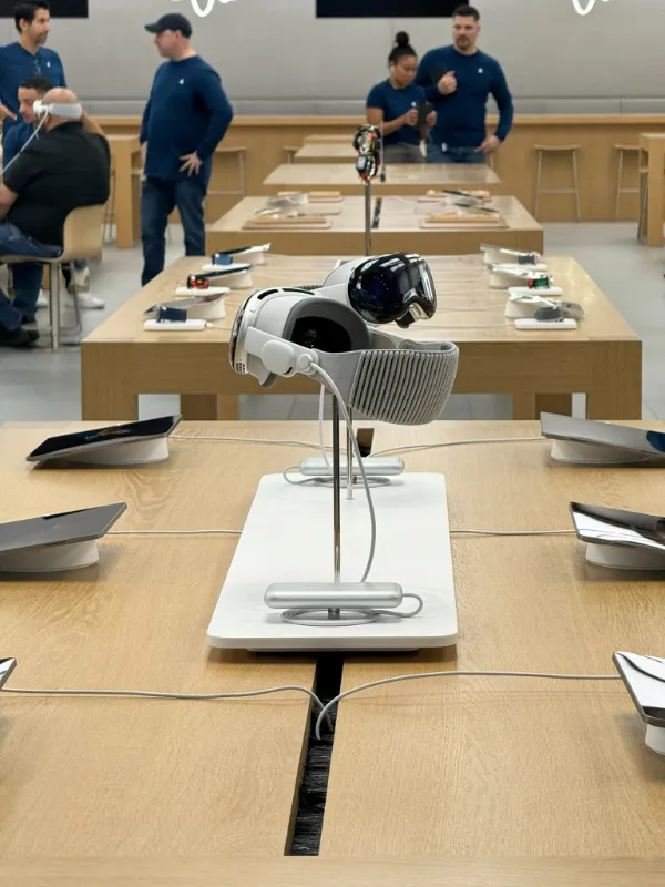 ویژن پرو اپل عرضه شد؛ تشکیل صفهای طولانی دربرابر فروشگاههای اپل 14 ویژن پرو رسماً عرضه شد؛ تشکیل صفهای طولانی دربرابر فروشگاههای اپل.