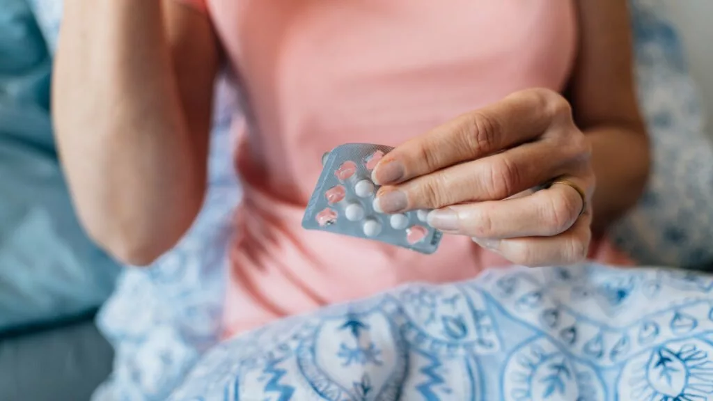 محققان فرانسوی: خطر ابتلا به تومور مغزی با مصرف بلندمدت داروهای هورمونی زنان 15 محققان فرانسوی: مصرف بلندمدت داروهای هورمونی زنان احتمالاً میتواند خطر ابتلا به تومور مغزی را افزایش دهد.