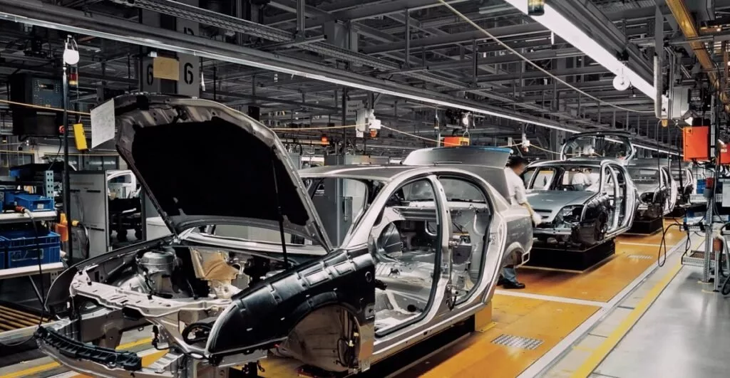 بررسی آمار تولید خودروهای سواری؛ کاهش تولید خودروهای داخلی در سال 1402 14 بررسی آمار تولید خودروهای سواری در سال 1402؛ نزول داخلیها و رشد چینیها