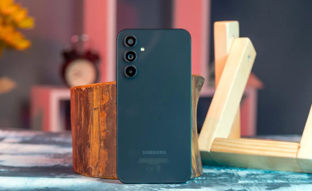 گلکسی A55 سامسونگ رقیب پوکو X6 پرو، آماده مبارزه میشود 14 گلکسی A55؛ سامسونگ برای درهمشکستن پوکو X6 پرو آماده میشود.