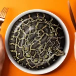 خوردن مار برای نجات کره زمین! شما حاضرید به انجام این کار؟