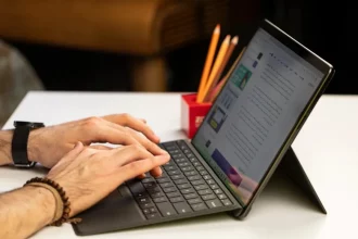 طرح رقیب مایکروسافتی مک بوک ایر M3 لو رفت