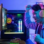 مانیتور خمیده گیمینگ فیلیپس Evnia 34M2C6500 با نورپردازی Ambiglow