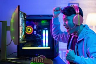 مانیتور خمیده گیمینگ فیلیپس Evnia 34M2C6500 با نورپردازی Ambiglow