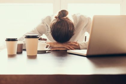 چه کسانی اعتیاد به کار دارند و نشانه اش چیست؟ 13 چه کسانی اعتیاد به کار دارند و نشانه اش چیست؟