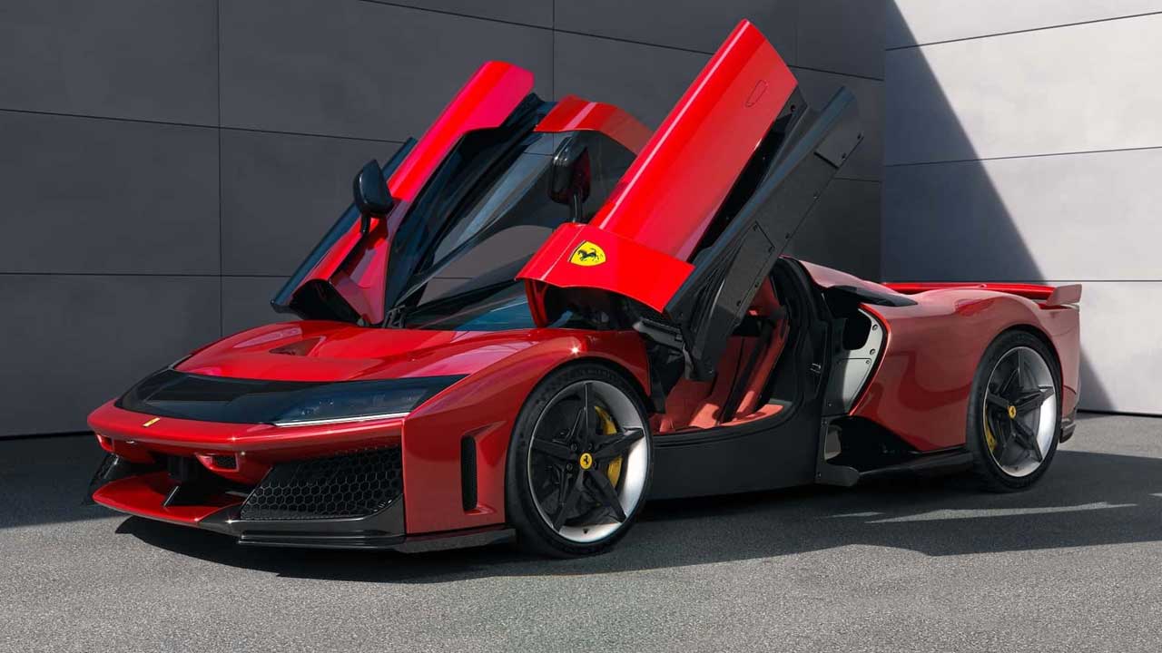 فراری F80 در پیست ایمولا غرش می‌کند: قدرت نمایی سوپراسپرت جدید ایتالیایی