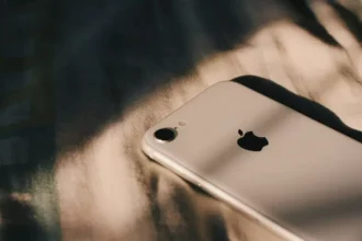 انقلاب در ارتباطات با آیفون SE 4: اپل مودم 5G خود را معرفی می‌کند