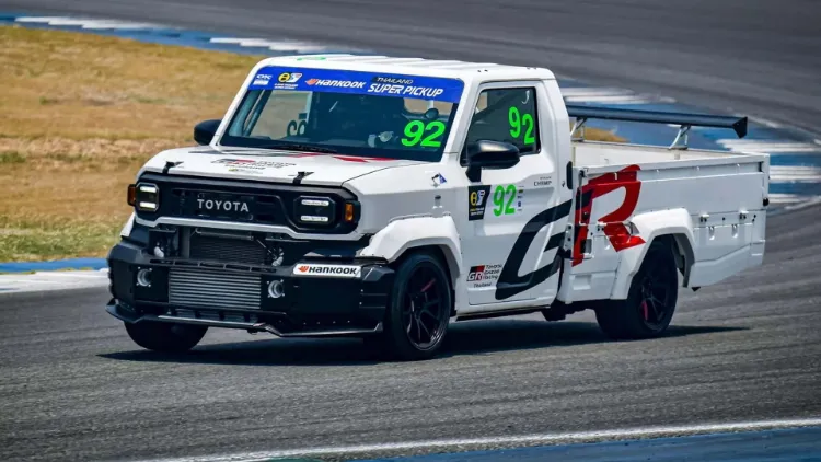 تبدیل وانت اقتصادی تویوتا به یک خودروی مسابقه‌ای