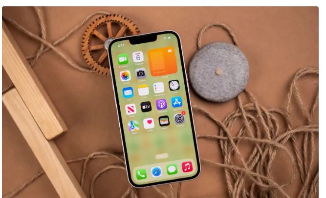 یک دهه انتظار؛ آیا آیفون SE جدید امسال رونمایی میشود؟ 15 یک دهه انتظار؛ آیا آیفون SE جدید امسال رونمایی میشود؟