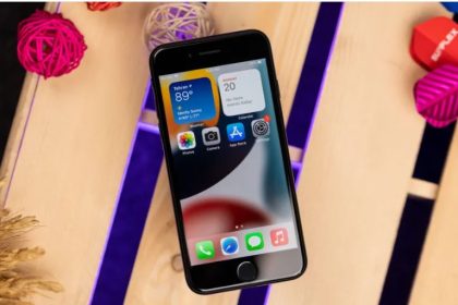 یک دهه انتظار؛ آیا آیفون SE جدید امسال رونمایی میشود؟ 13 یک دهه انتظار؛ آیا آیفون SE جدید امسال رونمایی میشود؟