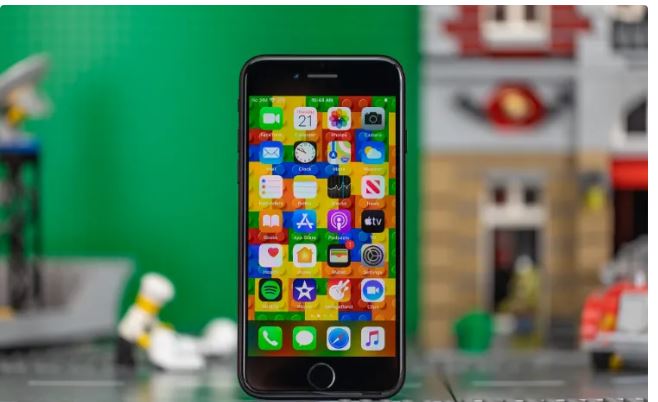 یک دهه انتظار؛ آیا آیفون SE جدید امسال رونمایی میشود؟ 16 یک دهه انتظار؛ آیا آیفون SE جدید امسال رونمایی میشود؟