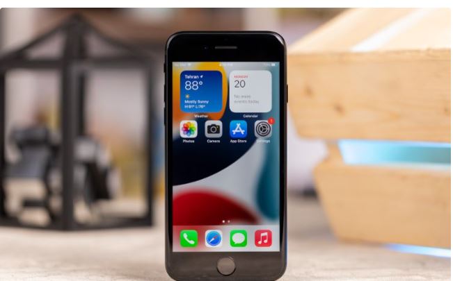 یک دهه انتظار؛ آیا آیفون SE جدید امسال رونمایی میشود؟ 17 یک دهه انتظار؛ آیا آیفون SE جدید امسال رونمایی میشود؟