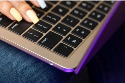 اپل مکبوک ایر M4 را زودتر از آیفون SE 4 و آیپد ۱۱ معرفی میکند 13 اپل مکبوک ایر M4 را زودتر از آیفون SE 4 و آیپد ۱۱ معرفی میکند