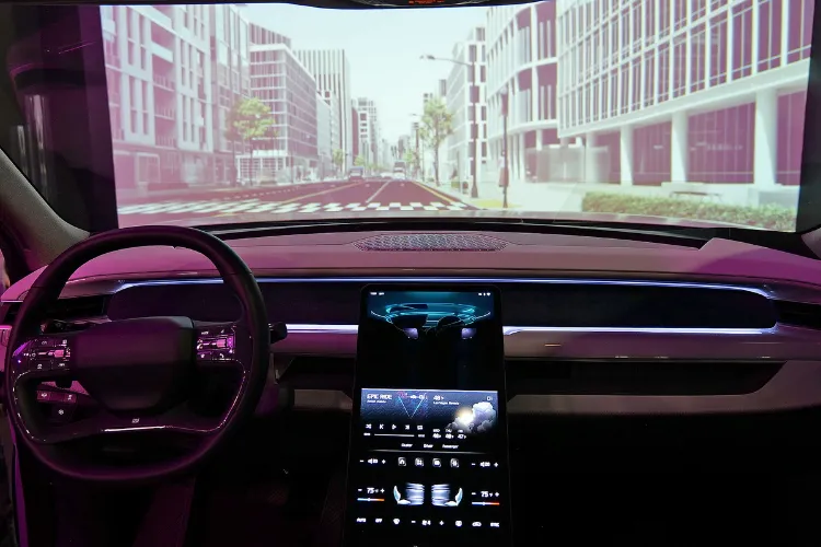 شیشه جلوی هولوگرافیک هیوندای؛ گامی بلند به سوی رانندگی در آینده 16 شیشه جلوی هولوگرافیک هیوندای؛ گامی بلند به سوی رانندگی در آینده