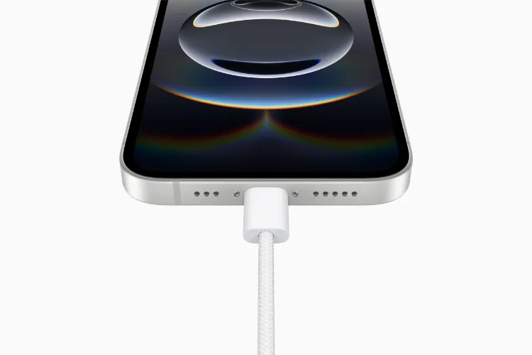 خداحافظ تاچ آیدی، سلام نمایشگر بزرگتر؛ ۵ تغییر کلیدی آیفون 16e 15 خداحافظ تاچ آیدی، سلام نمایشگر بزرگتر؛ ۵ تغییر کلیدی آیفون 16e