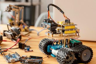 آموزش رباتیک برای کودکان و نوجوانان: از صفر تا ساخت ربات حرفه‌ای