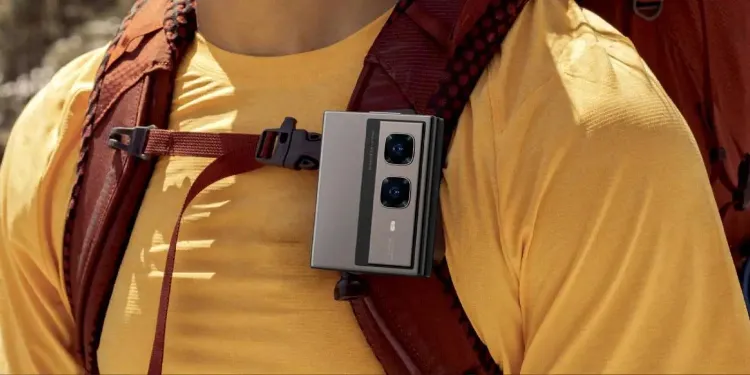 فلیپفون سهتکه از راه رسید! رقیبی نوظهور برای گلکسی زد فلیپ سامسونگ 15 فلیپفون سهتکه از راه رسید! رقیبی نوظهور برای گلکسی زد فلیپ سامسونگ