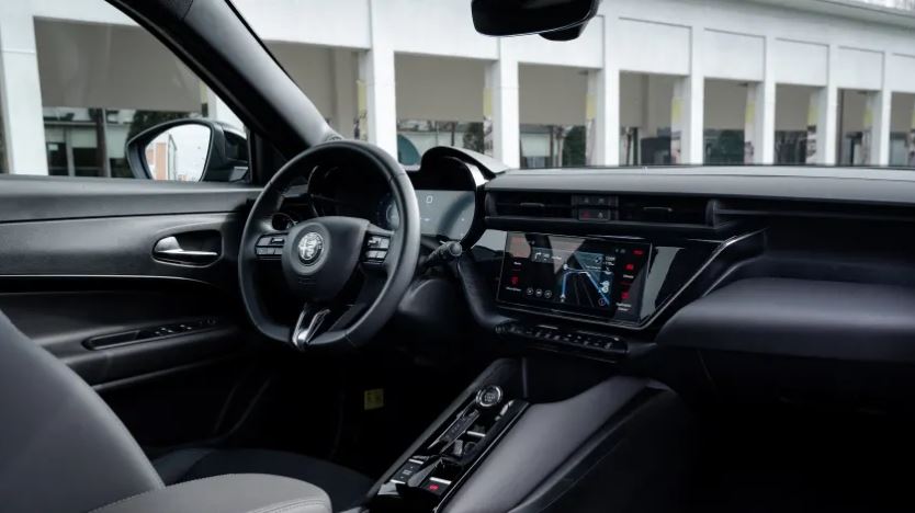 آلفا رومئو جونیور ایبریدا: شاسیبلند هیبریدی جذاب و مقرونبهصرفه! 14 آلفا رومئو جونیور ایبریدا: شاسیبلند هیبریدی جذاب و مقرونبهصرفه!