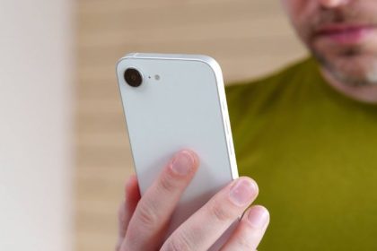 آیفون 16e: فروش شگفتانگیز در سایه انتقادات 13 آیفون 16e: فروش شگفتانگیز در سایه انتقادات