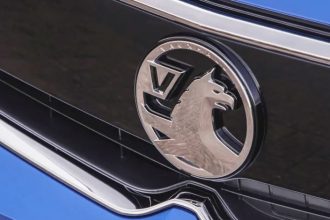 پایان یک افسانه: اشک‌های کارگران واکسهال لوتون در وداع با آخرین خودروی تولیدی