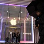 کاخ سفید: تولید آیفون در آمریکا ممکن است، اما چالش‌های بزرگی دارد