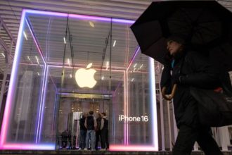 کاخ سفید: تولید آیفون در آمریکا ممکن است، اما چالش‌های بزرگی دارد