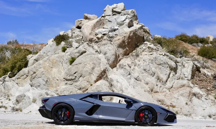 معرفی لامبورگینی روئلتو: ابرخودروی ۵۰ میلیاردی که جاده‌ها را به تسخیر درمی‌آورد