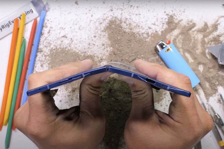 گلکسی Z Fold 7 در آزمون دوام؛ آیا تاشوی جدید سامسونگ جانسختتر شده است 14 گلکسی Z Fold 7 در آزمون دوام؛ آیا تاشوی جدید سامسونگ جانسختتر شده است