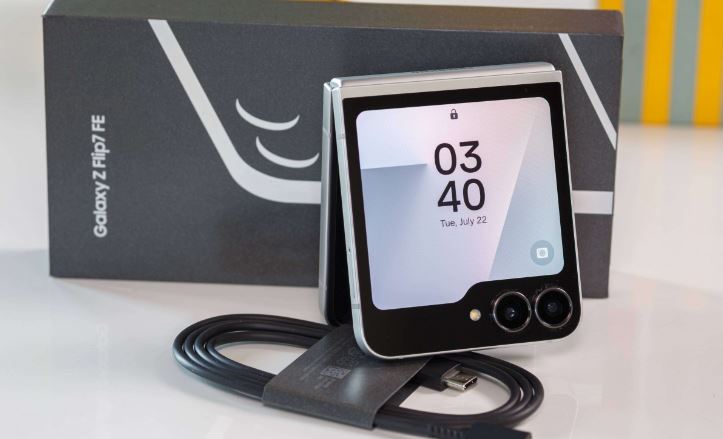 بررسی اولیه گلکسی زد فلیپ ۷ FE؛ آیا نسخه اقتصادی گوشی تاشو سامسونگ ارزش خرید دارد 15 بررسی اولیه گلکسی زد فلیپ ۷ FE؛ آیا نسخه اقتصادی گوشی تاشو سامسونگ ارزش خرید دارد