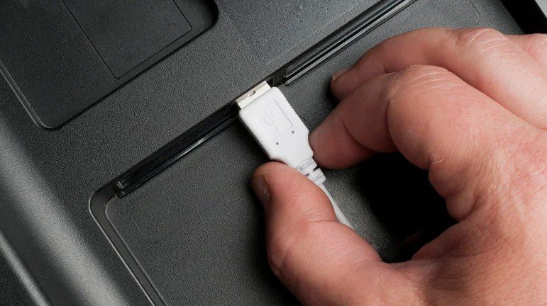 این ۵ وسیله را هرگز به پورت USB تلویزیون وصل نکنید