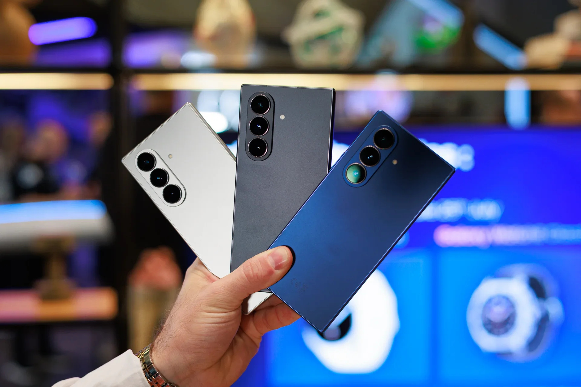 گلکسی Z Fold 7 با فروش بیسابقه، استراتژی سامسونگ را دگرگون کرد 14 گلکسی Z Fold 7 با فروش بیسابقه، استراتژی سامسونگ را دگرگون کرد