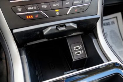 ۴ وسیله‌ای که هرگز نباید به پورت USB خودروی خود وصل کنید