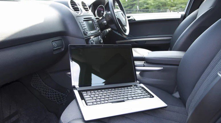 ۴ وسیله‌ای که هرگز نباید به پورت USB خودروی خود وصل کنید