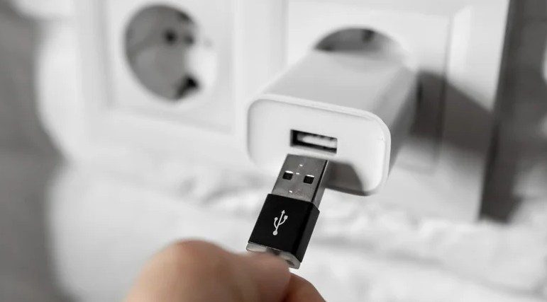 ۵ وسیله خطرناک که هرگز نباید به پورت USB گوشی وصل کنید 14 ۵ وسیله خطرناک که هرگز نباید به پورت USB گوشی وصل کنید