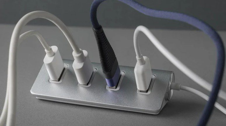 ۴ وسیله‌ای که هرگز نباید به پورت USB خودروی خود وصل کنید